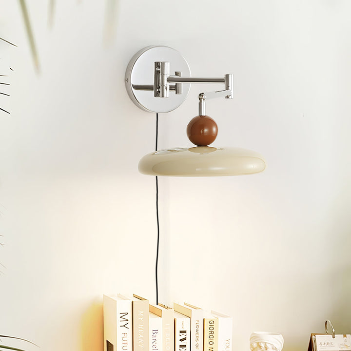 Lampa ścienna Lola z wtyczką