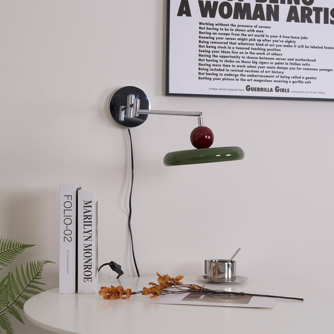 Lampa ścienna Lola z wtyczką