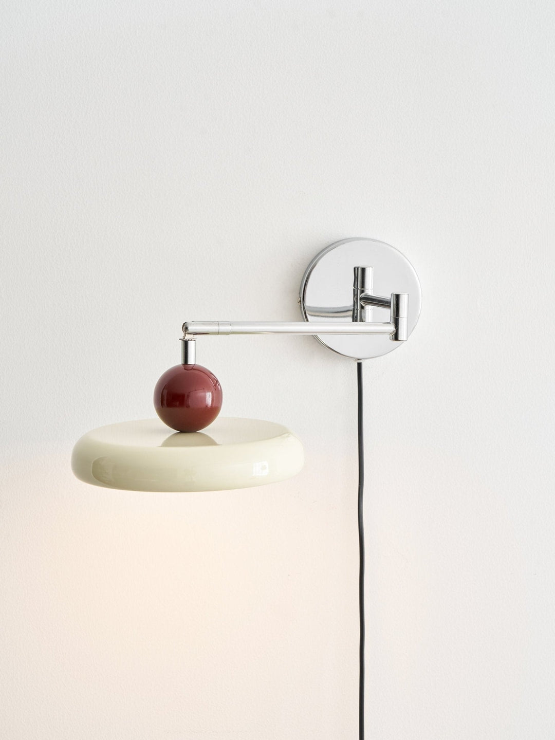 Lampa ścienna Lola z wtyczką