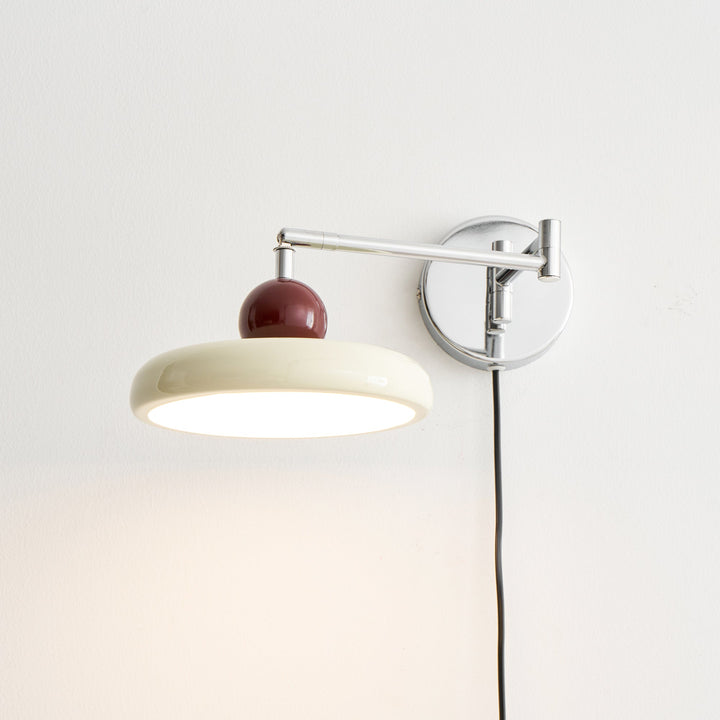 Lampa ścienna Lola z wtyczką