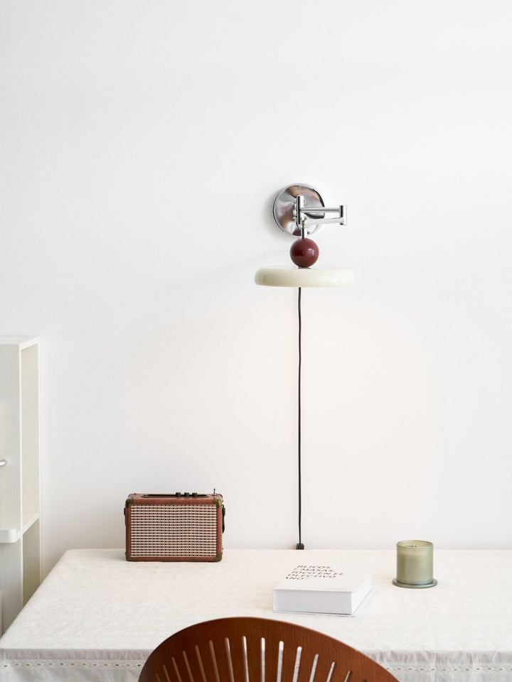 Lampa ścienna Lola z wtyczką