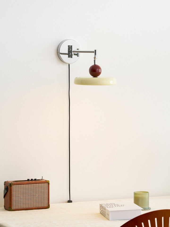 Lampa ścienna Lola z wtyczką