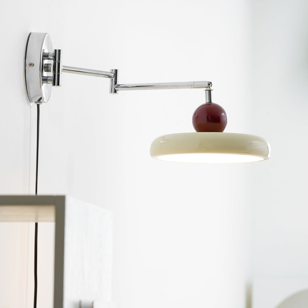 Lampa ścienna Lola z wtyczką