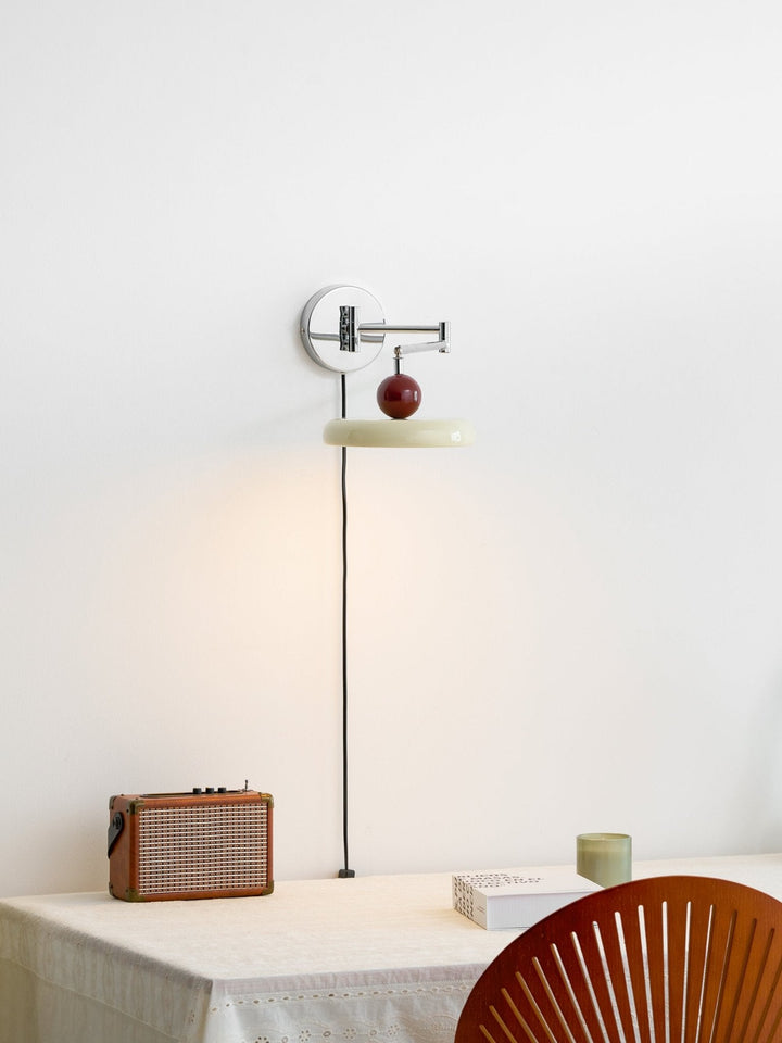 Lampa ścienna Lola z wtyczką