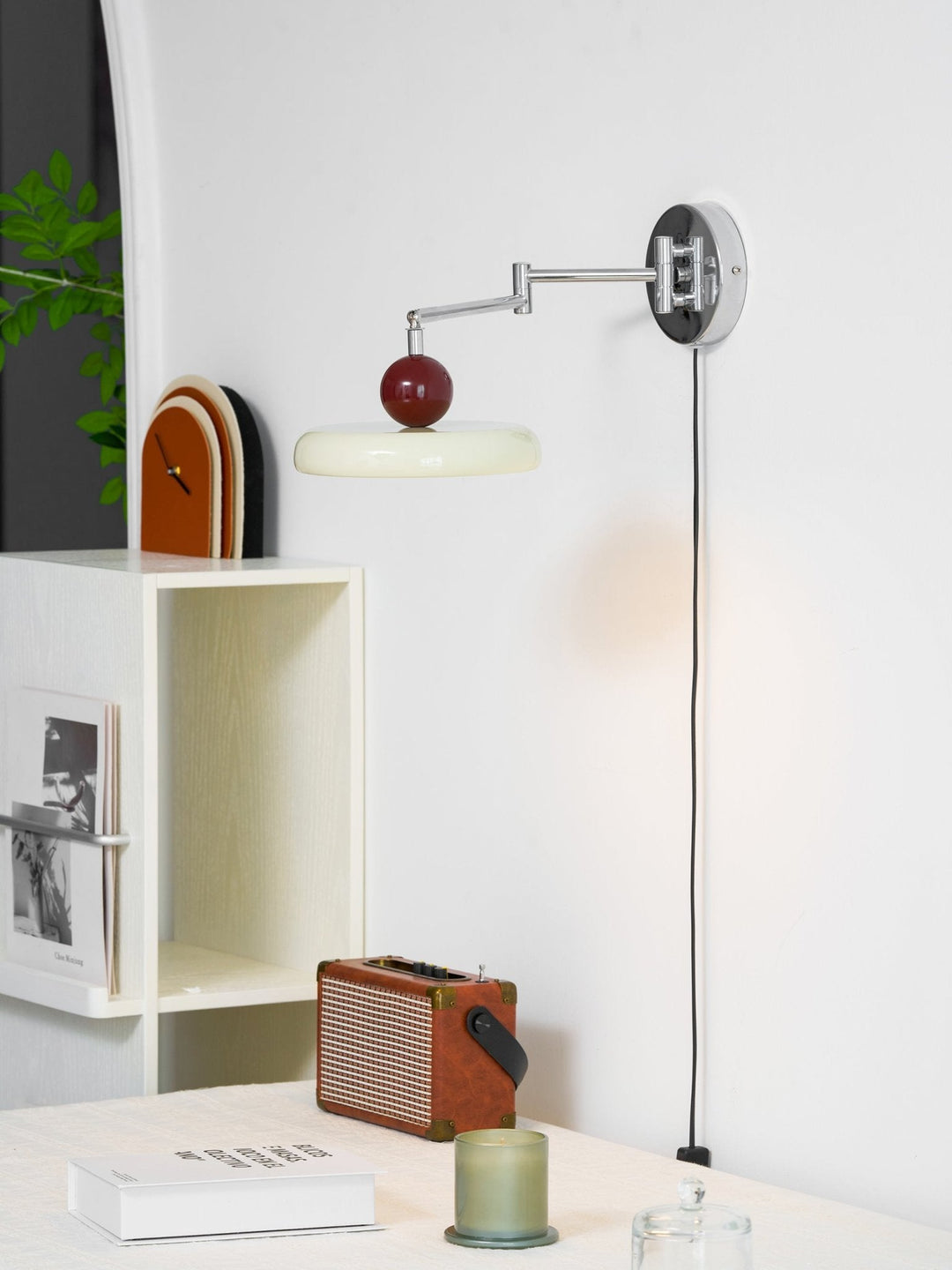 Lampa ścienna Lola z wtyczką
