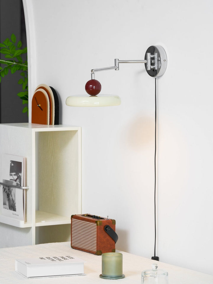 Lampa ścienna Lola z wtyczką