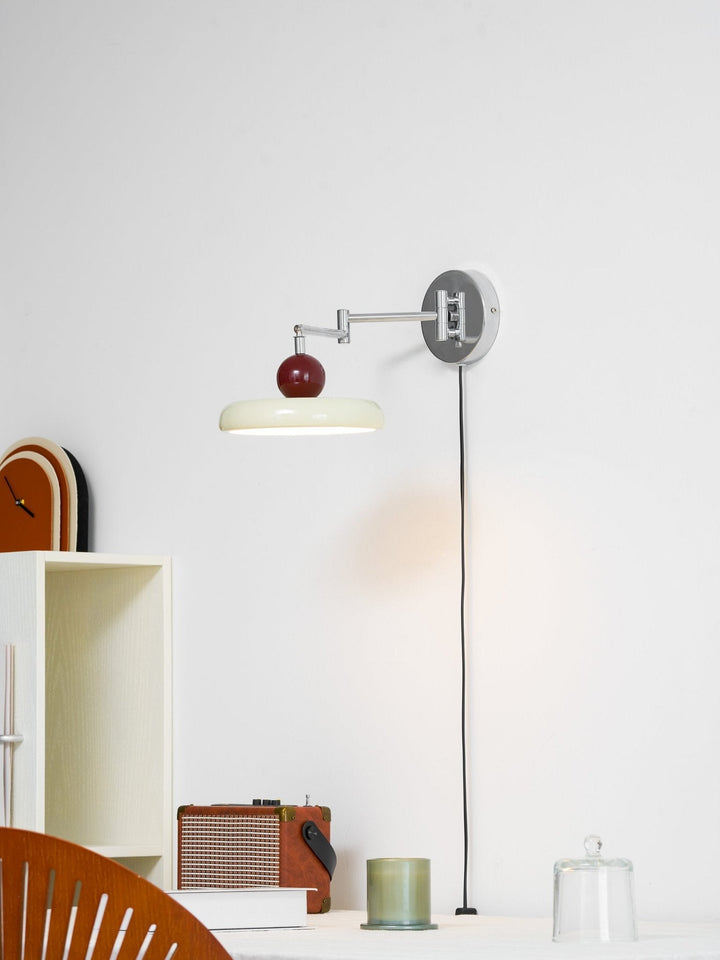 Lampa ścienna Lola z wtyczką