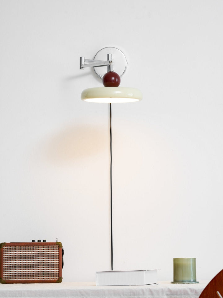 Lampa ścienna Lola z wtyczką