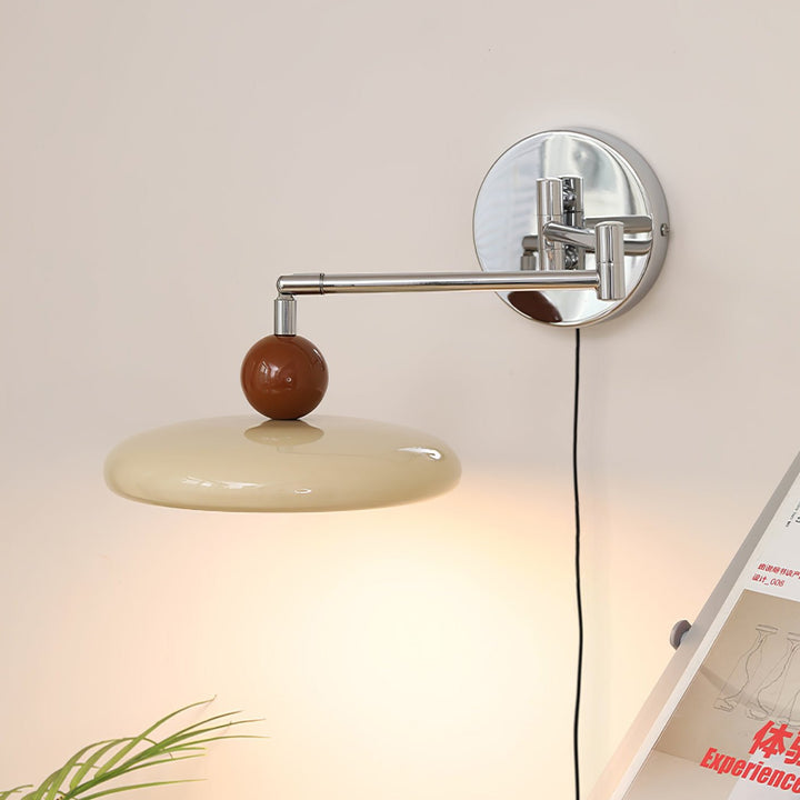 Lampa ścienna Lola z wtyczką