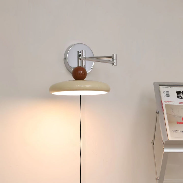 Lampa ścienna Lola z wtyczką