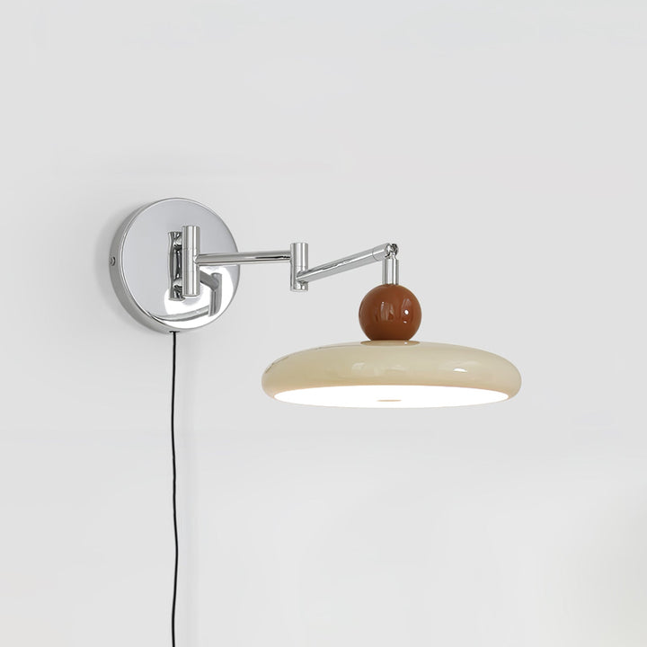 Lampa ścienna Lola z wtyczką