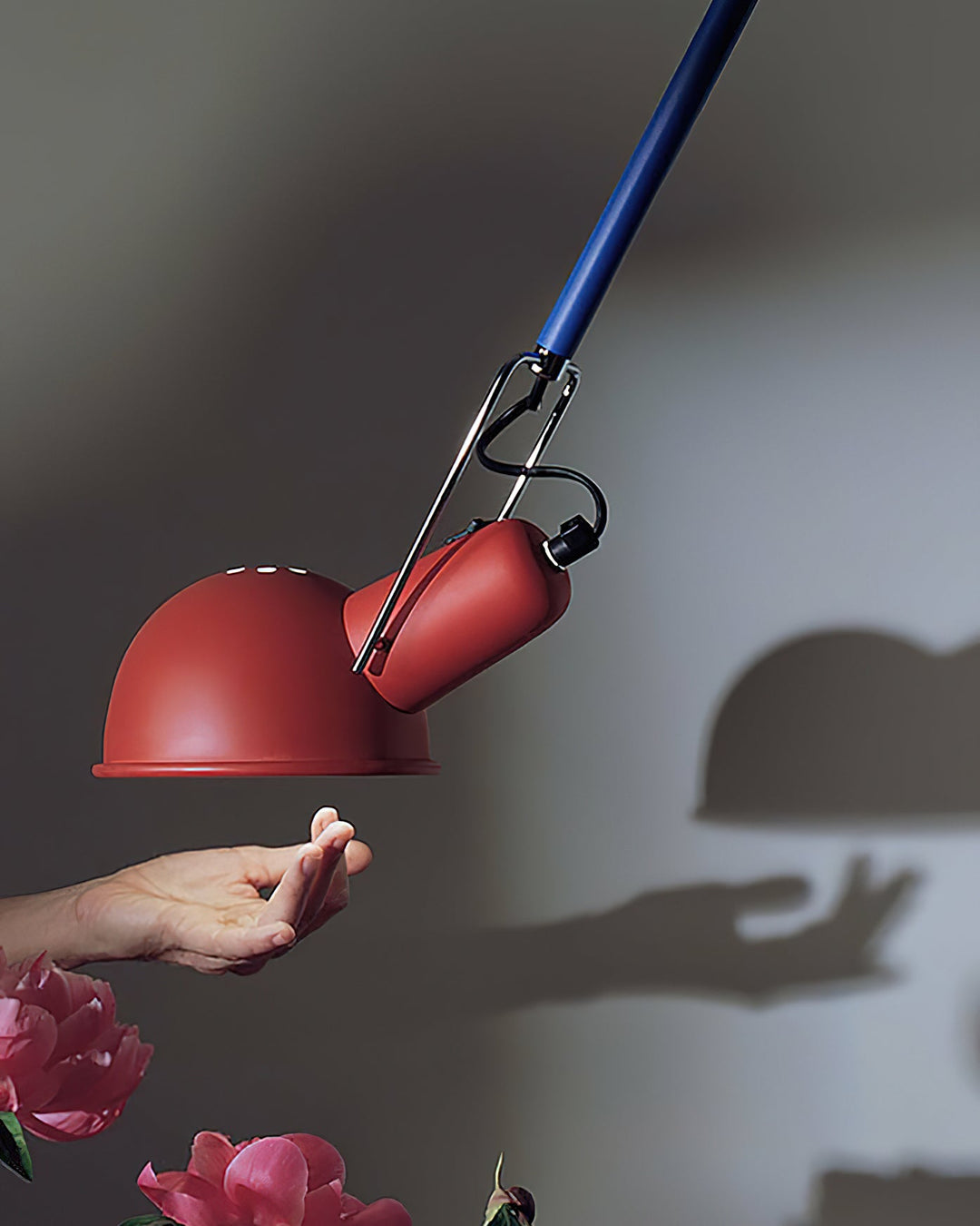 Lampa ścienna z długim ramieniem