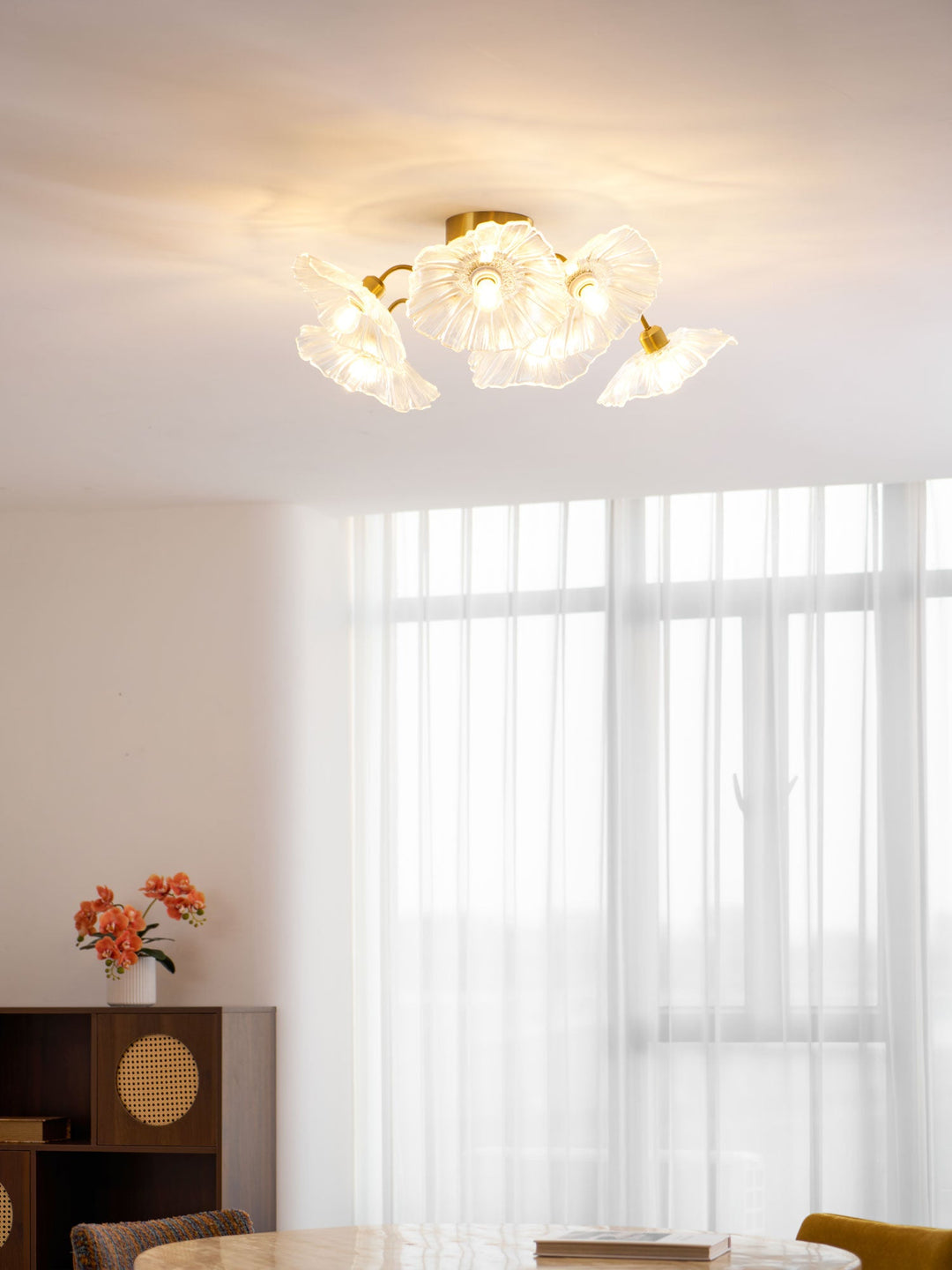 Lampa sufitowa z szkła w kształcie liścia lotosu