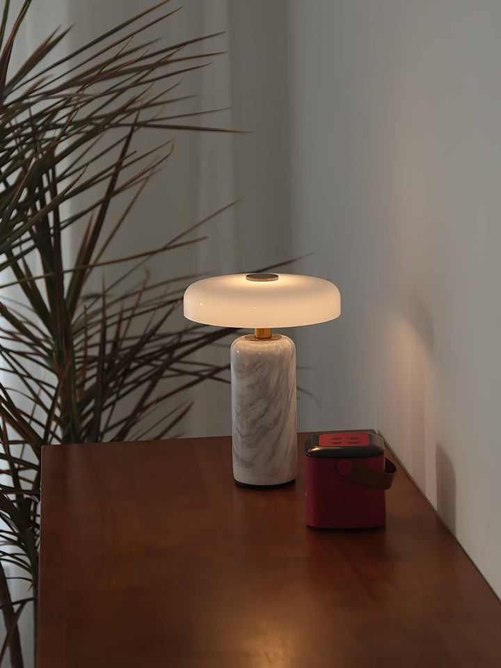 Lampa stołowa Lunara z marmuru