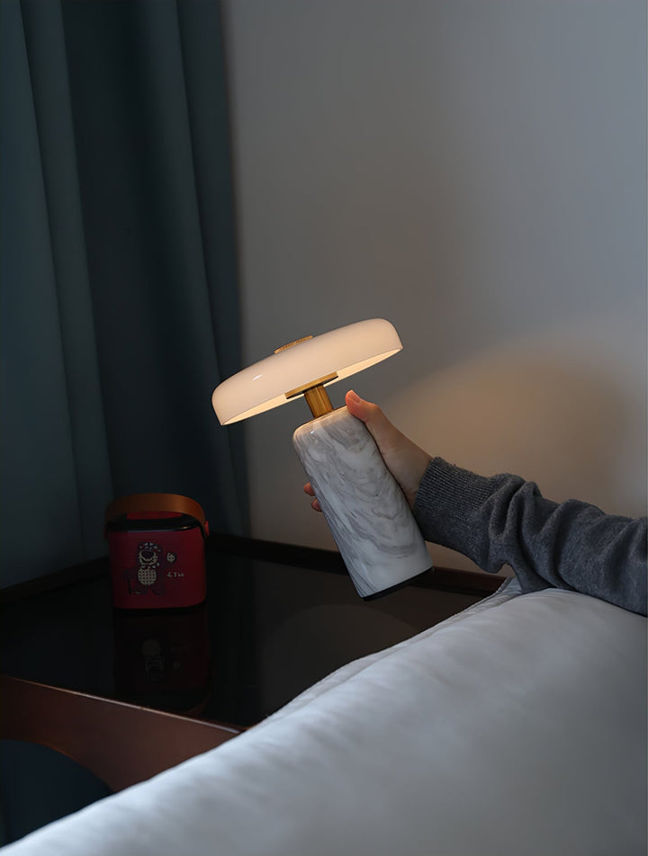 Lampa stołowa Lunara z marmuru