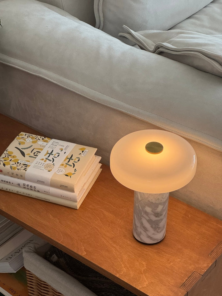 Lampa stołowa Lunara z marmuru