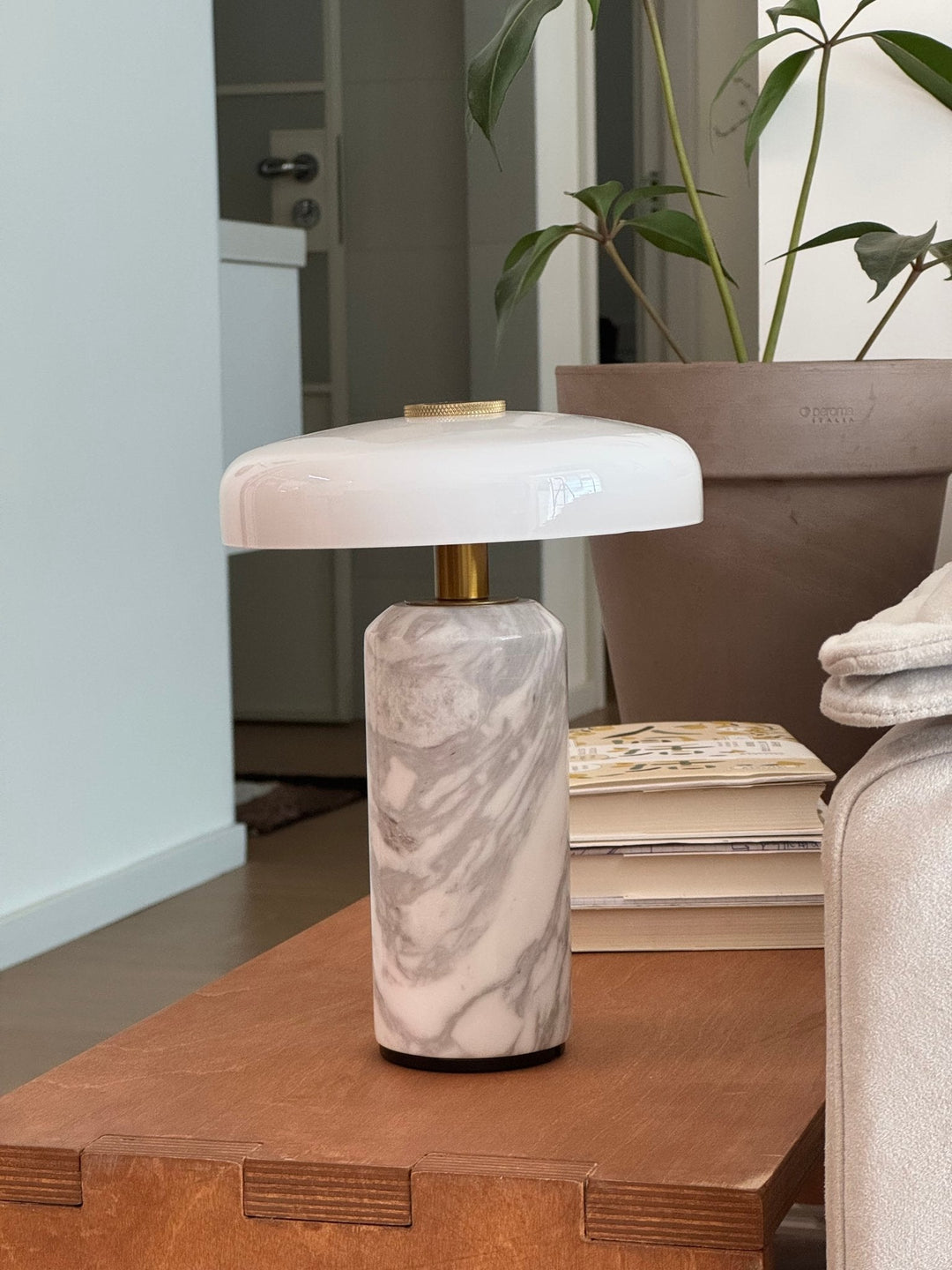 Lampa stołowa Lunara z marmuru