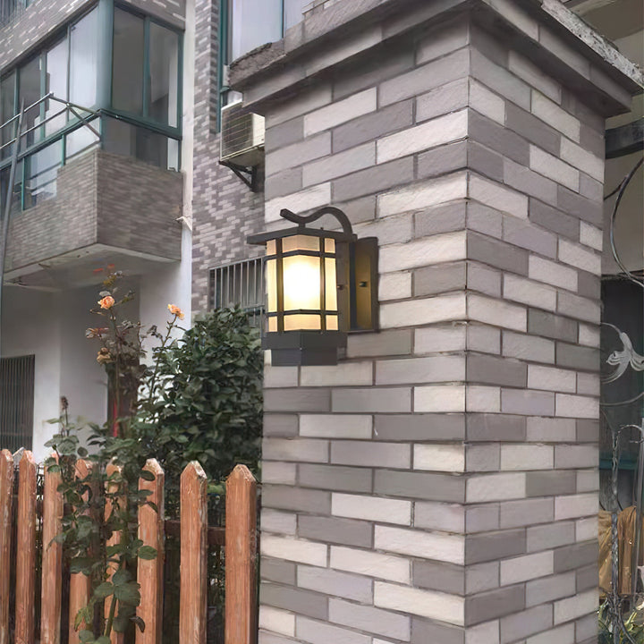 Lampa ścienna Madison Lantern na zewnątrz