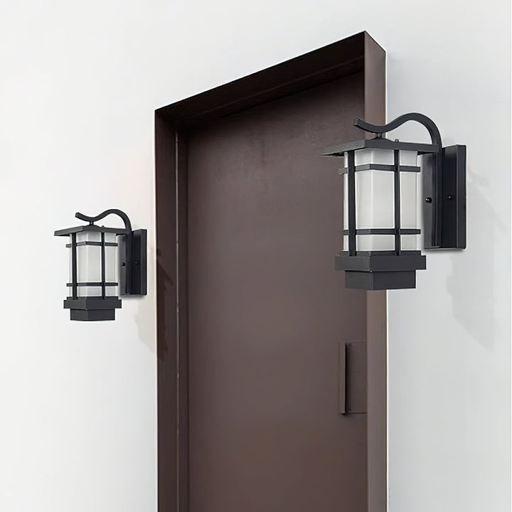 Lampa ścienna Madison Lantern na zewnątrz