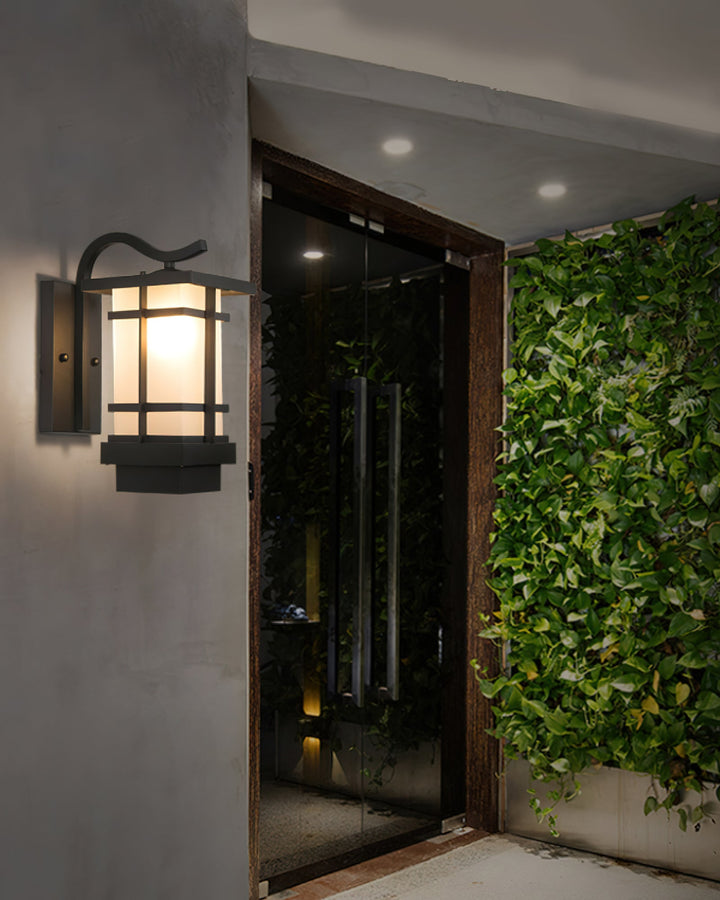 Lampa ścienna Madison Lantern na zewnątrz