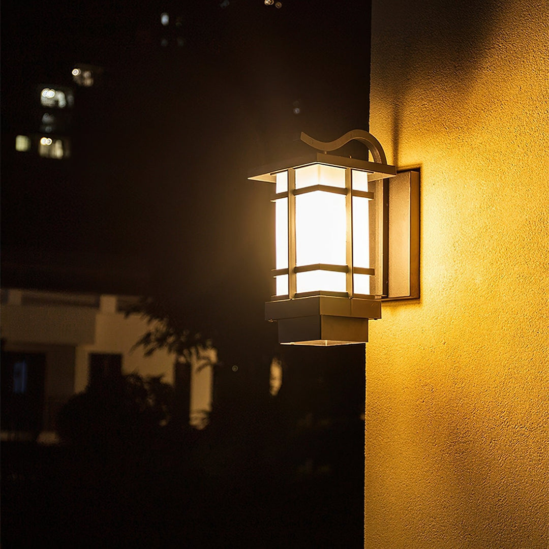 Lampa ścienna Madison Lantern na zewnątrz