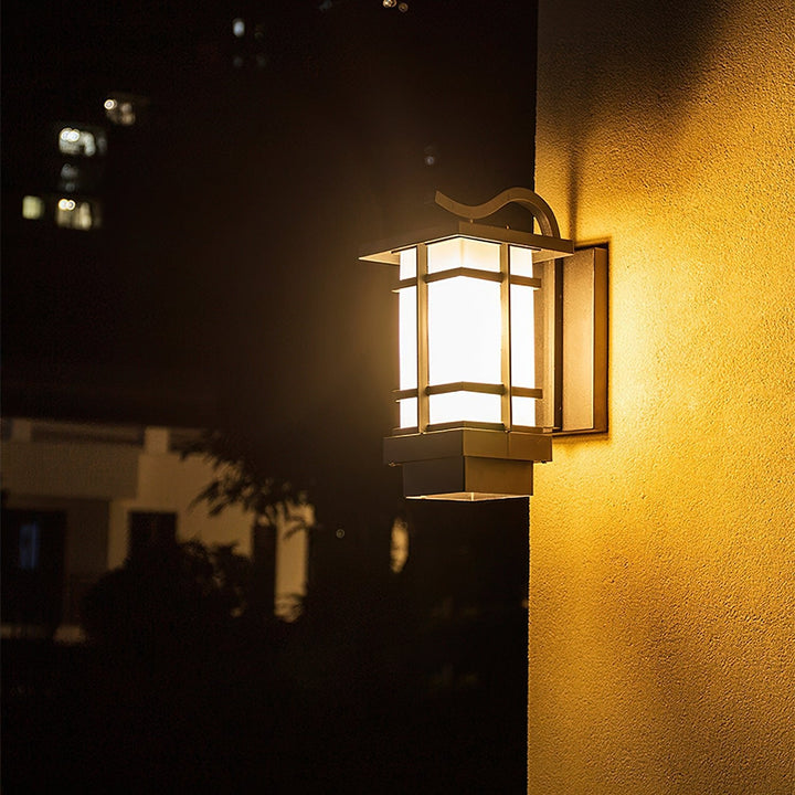 Lampa ścienna Madison Lantern na zewnątrz