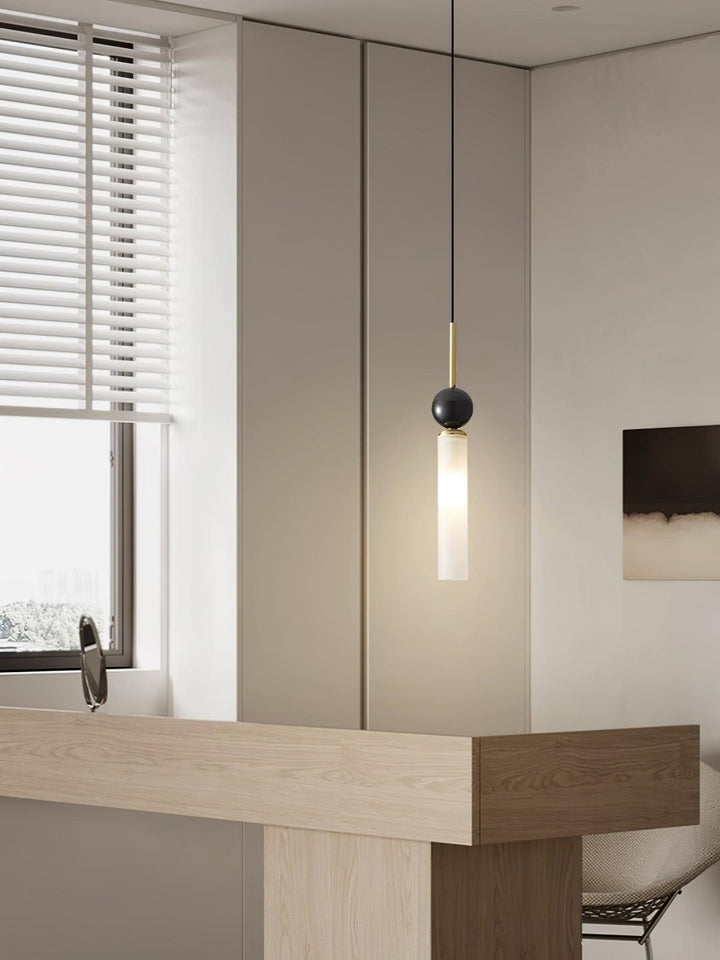 Lampa wisząca z marmuru w pionie