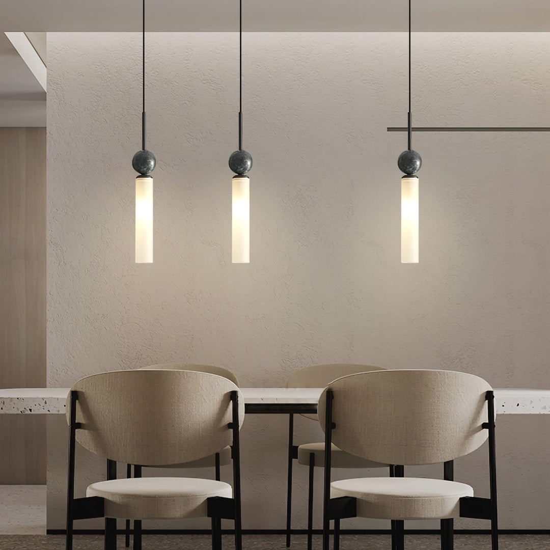 Lampa wisząca z marmuru w pionie