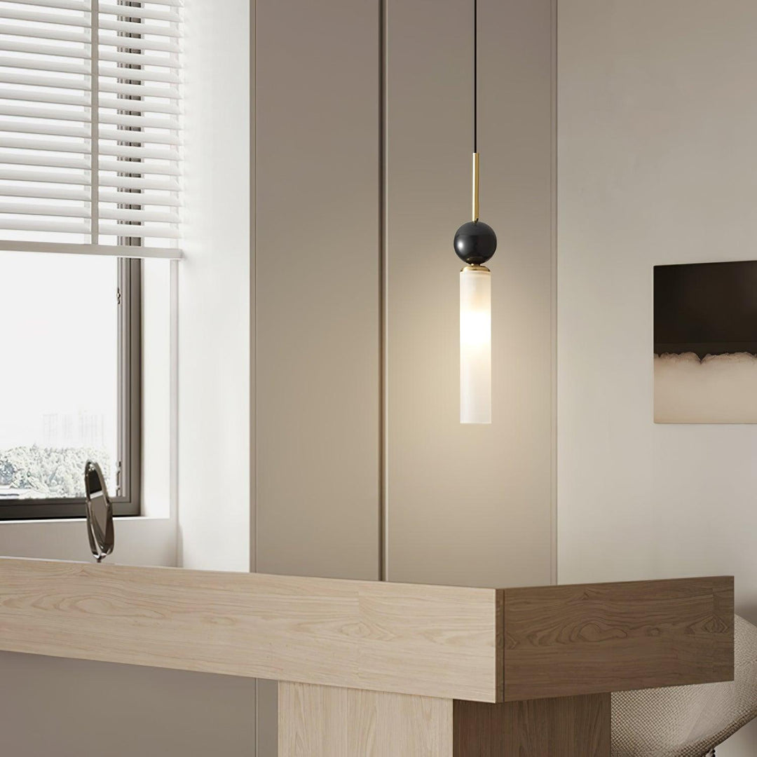 Lampa wisząca z marmuru w pionie