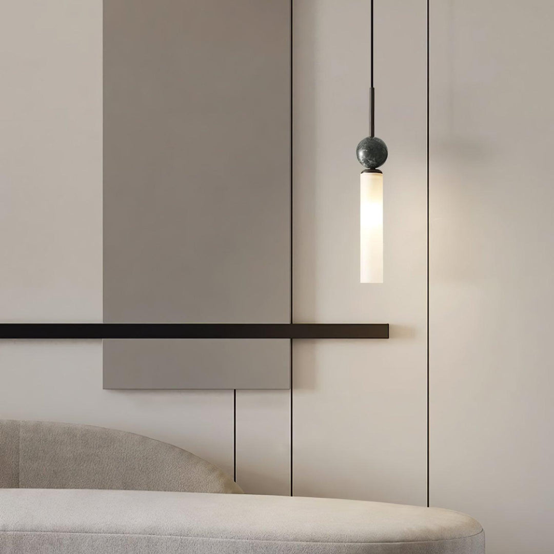 Lampa wisząca z marmuru w pionie