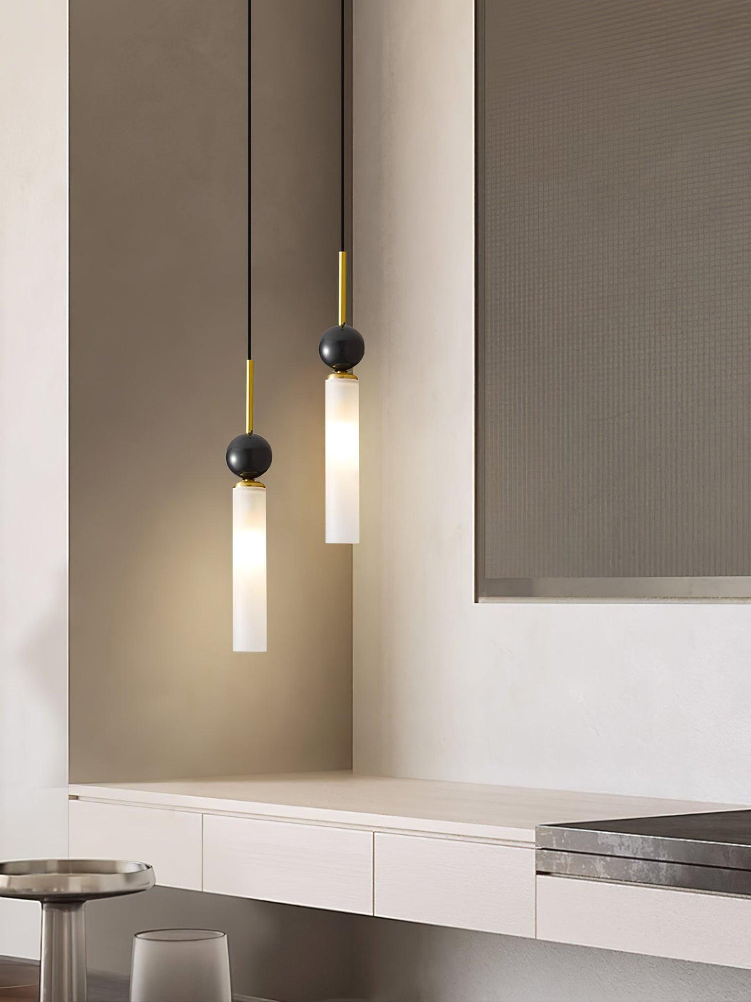 Lampa wisząca z marmuru w pionie