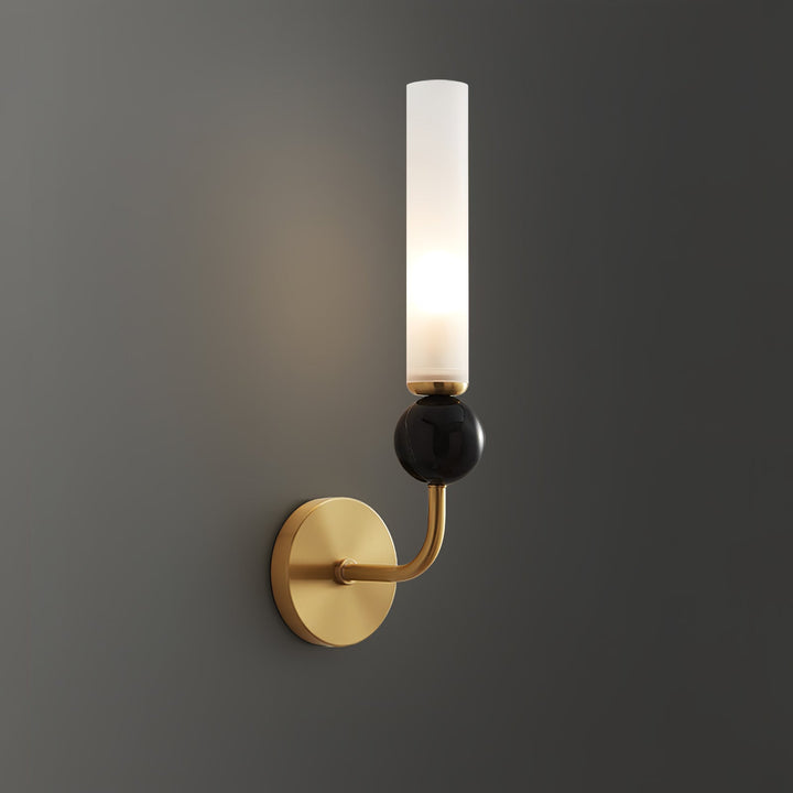 Lampa ścienna w pionie z marmuru