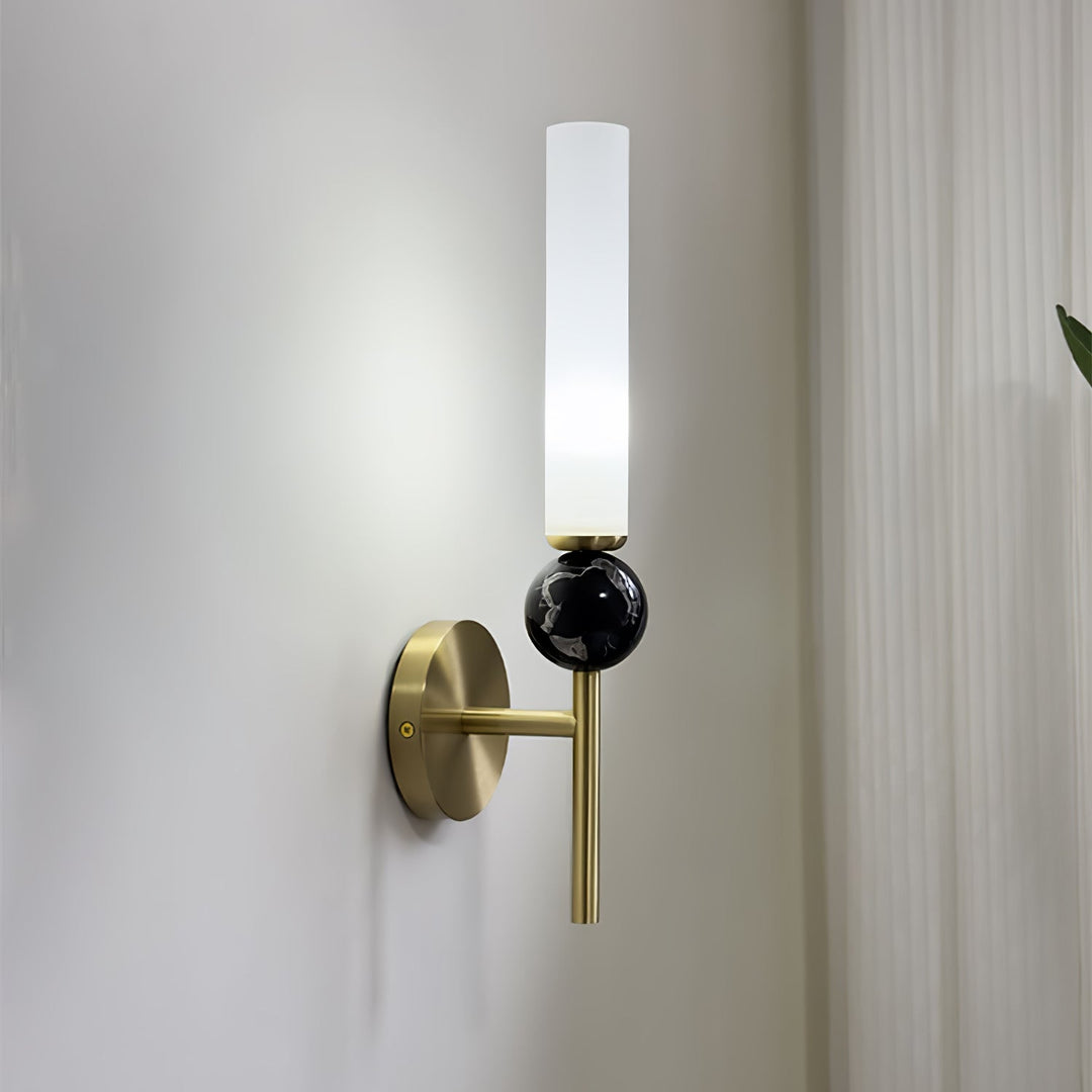 Lampa ścienna w pionie z marmuru
