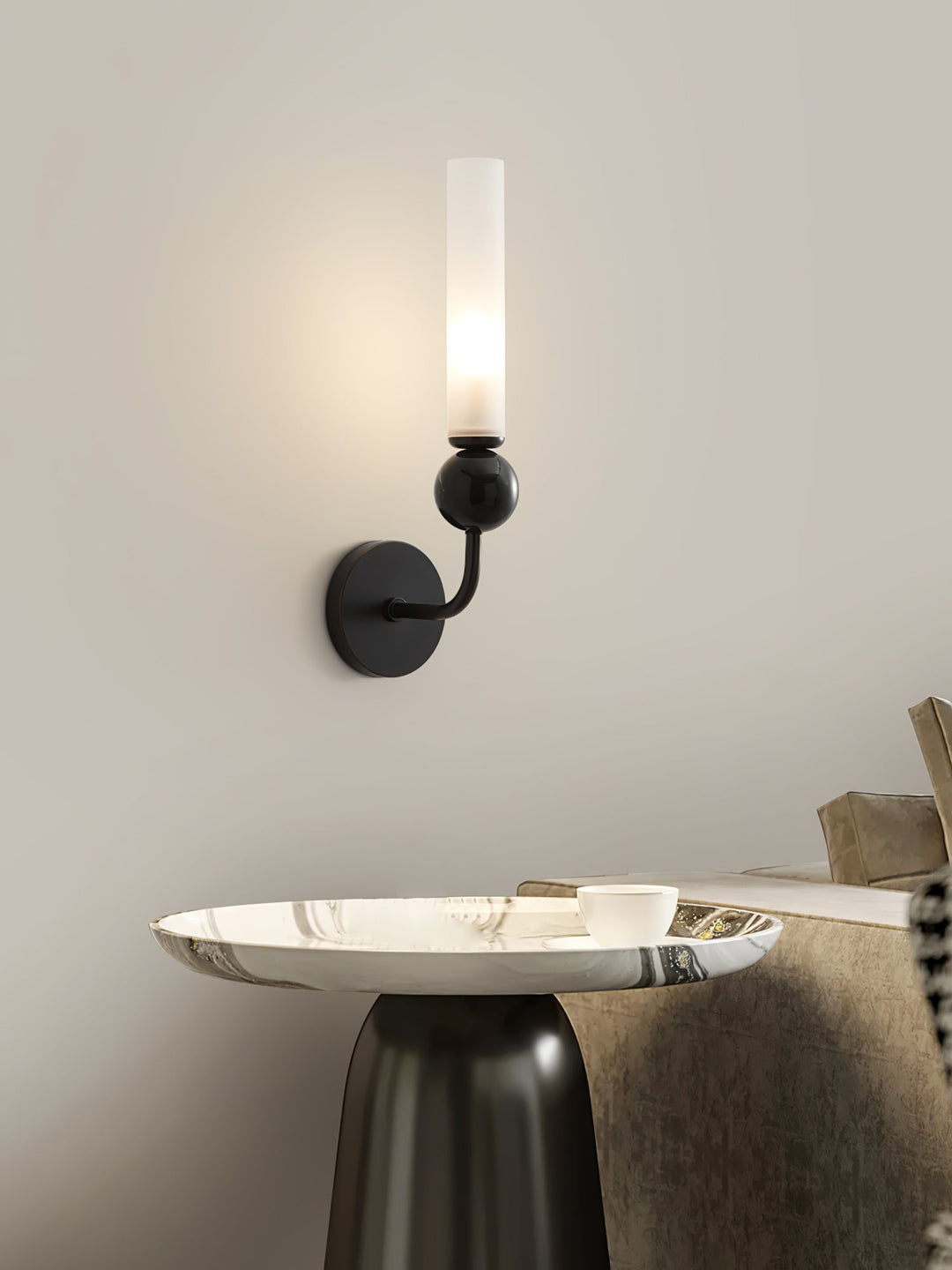 Lampa ścienna w pionie z marmuru
