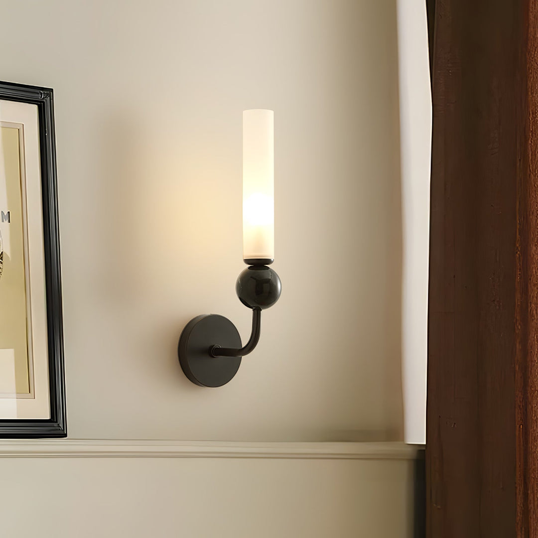 Lampa ścienna w pionie z marmuru