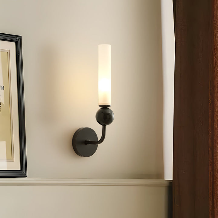 Lampa ścienna w pionie z marmuru