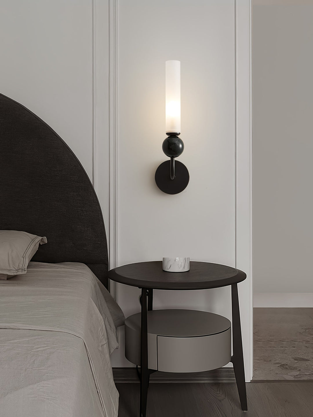 Lampa ścienna w pionie z marmuru