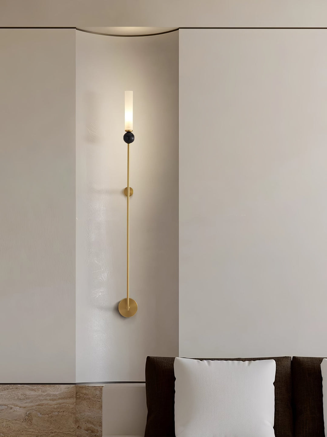Lampa ścienna w pionie z marmuru