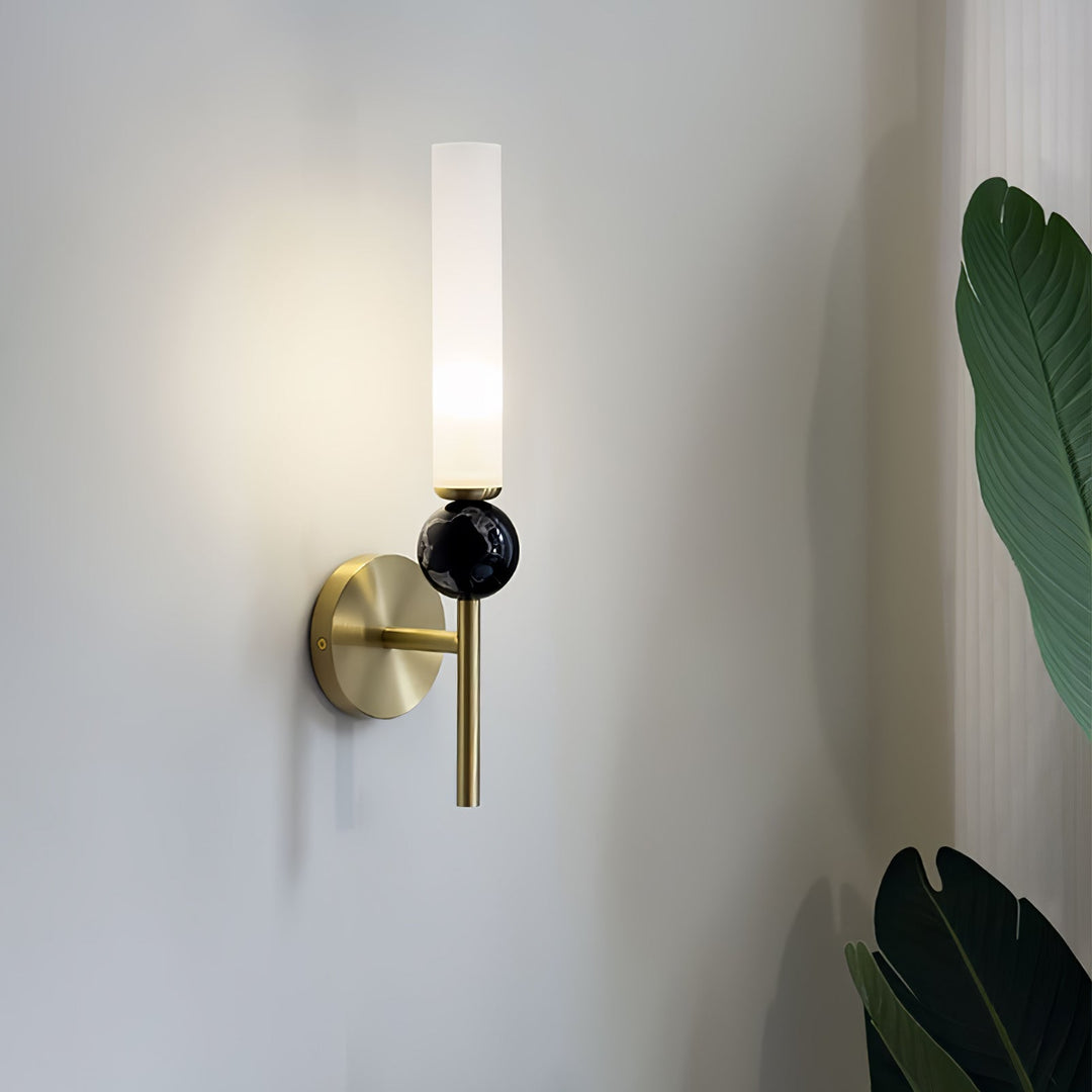 Lampa ścienna w pionie z marmuru
