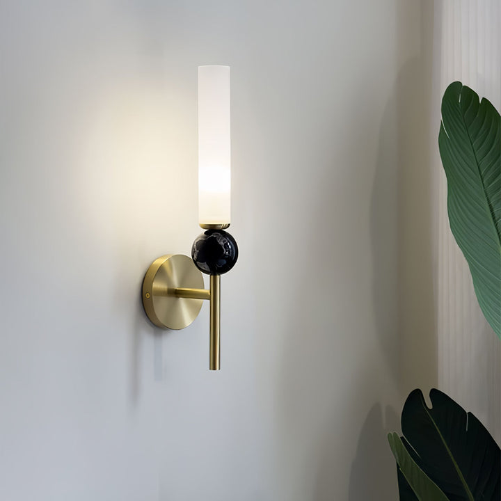 Lampa ścienna w pionie z marmuru