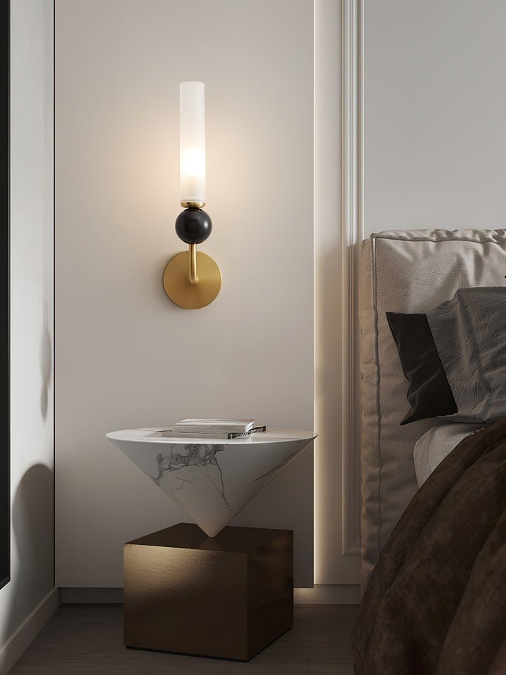 Lampa ścienna w pionie z marmuru