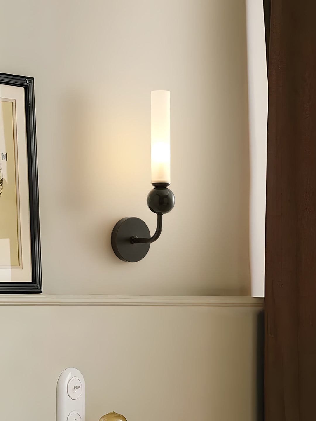 Lampa ścienna w pionie z marmuru