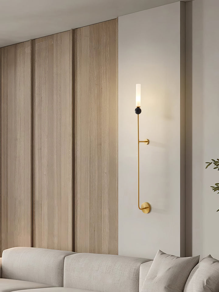 Lampa ścienna w pionie z marmuru