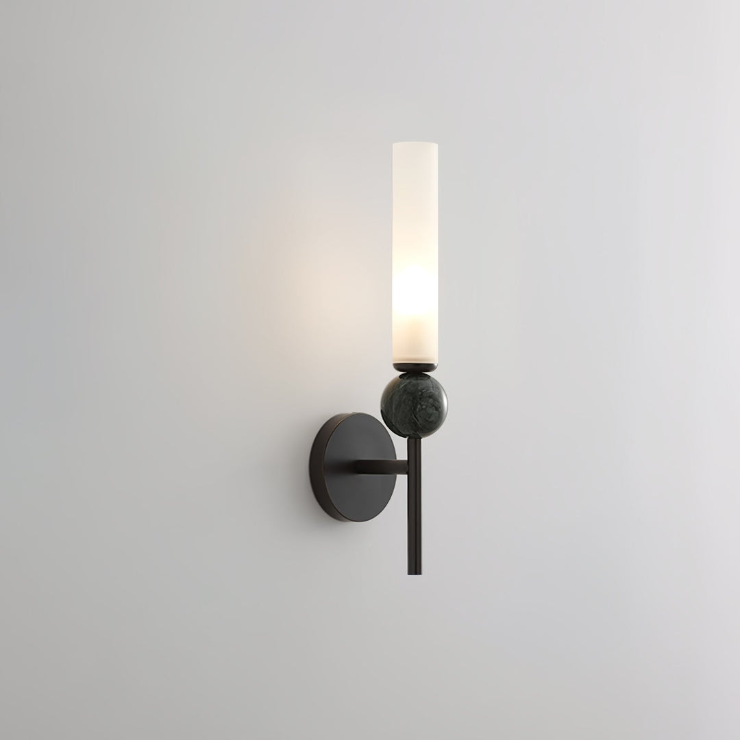 Lampa ścienna w pionie z marmuru
