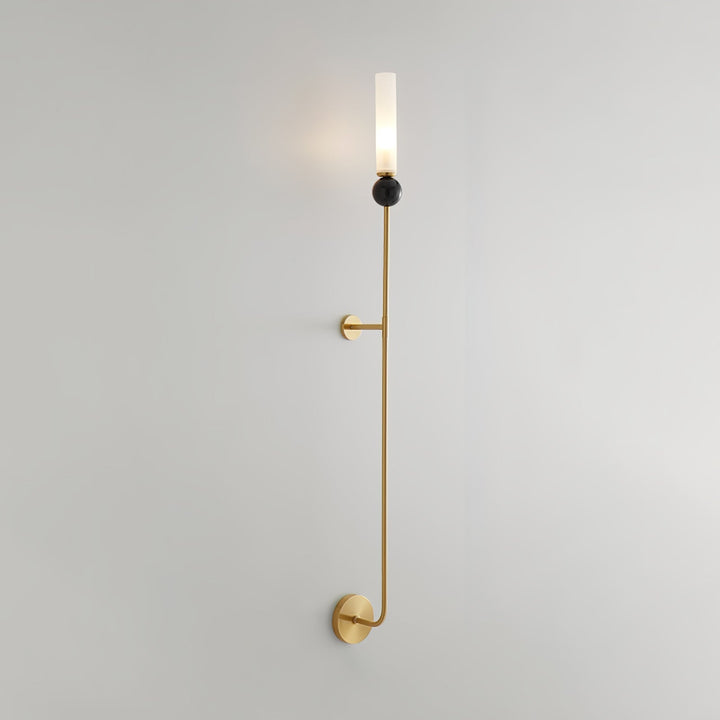 Lampa ścienna w pionie z marmuru