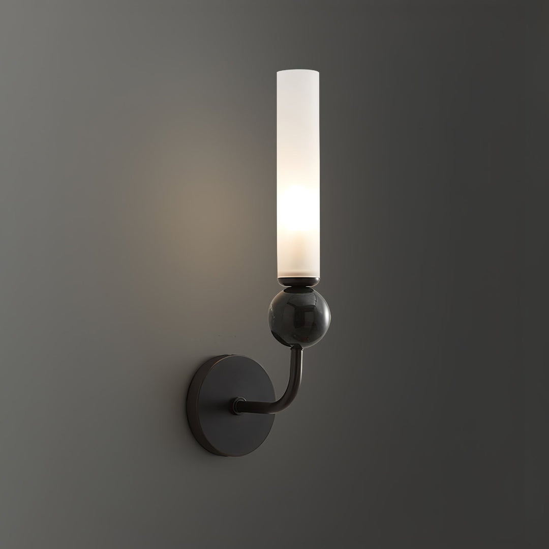 Lampa ścienna w pionie z marmuru