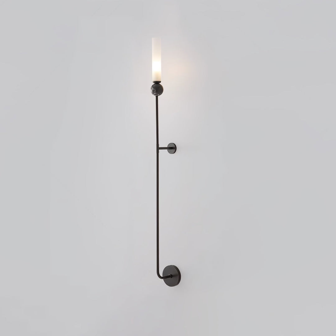 Lampa ścienna w pionie z marmuru
