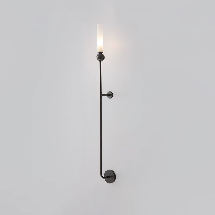 Lampa ścienna w pionie z marmuru