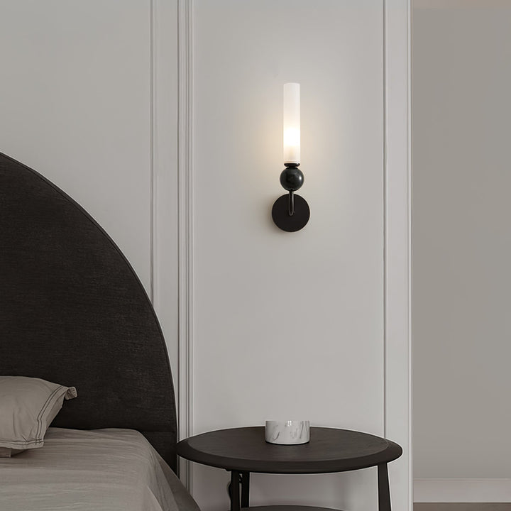 Lampa ścienna w pionie z marmuru