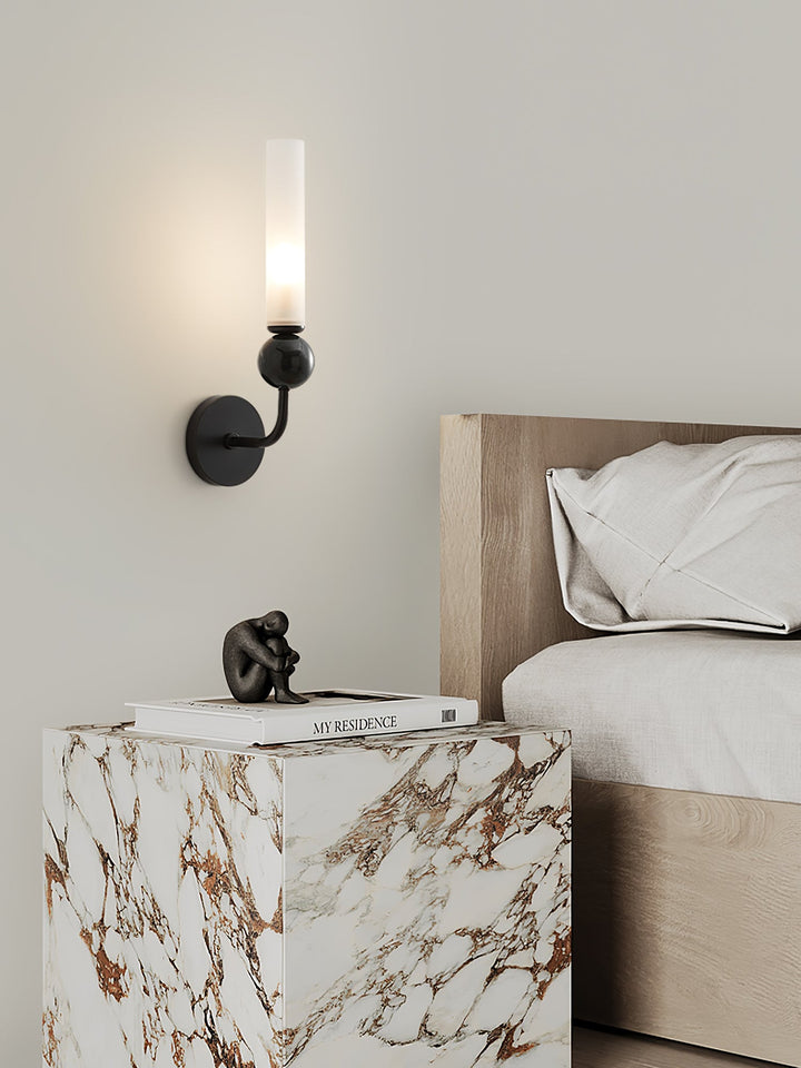 Lampa ścienna w pionie z marmuru